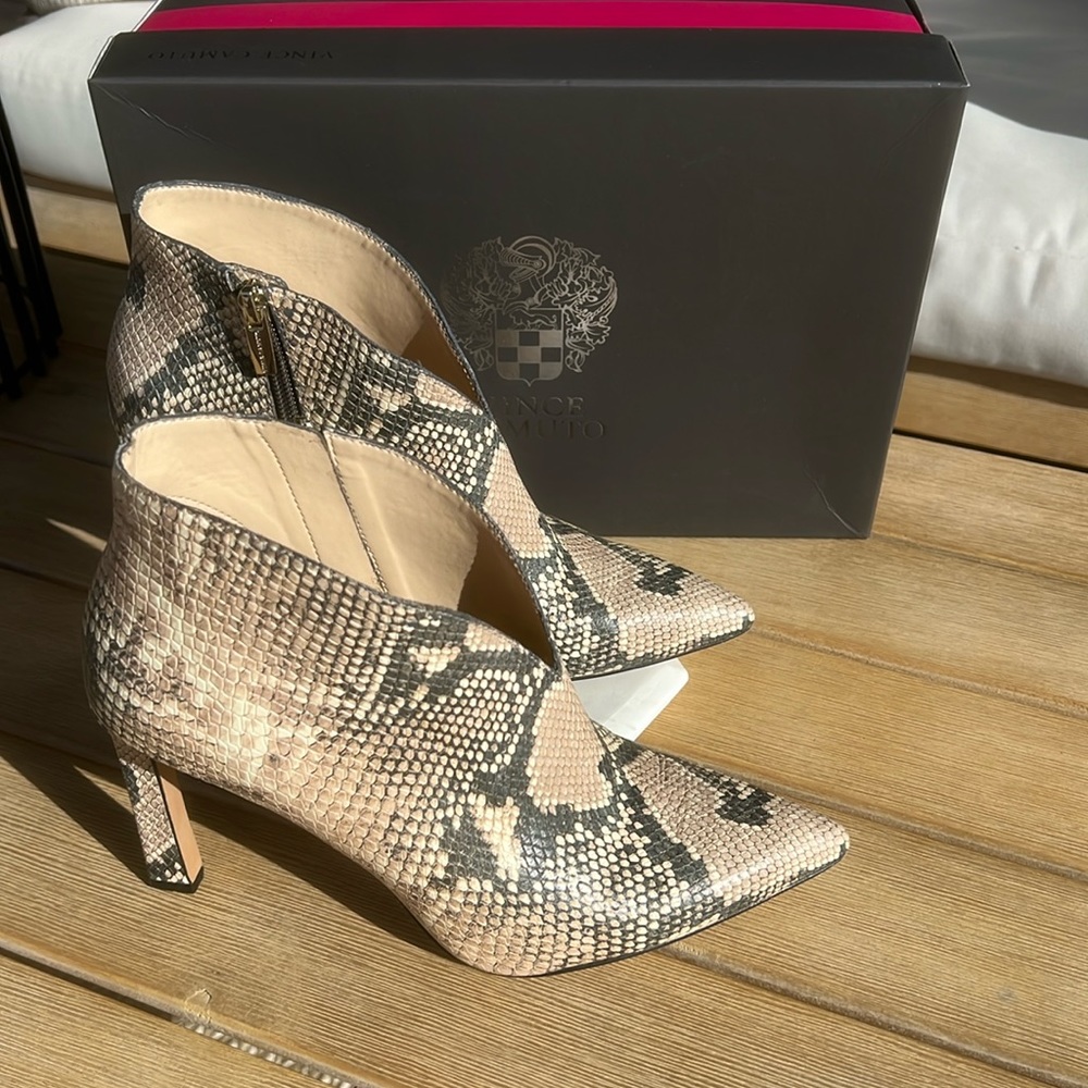 Vince Camuto Women's Sestrind Leather Pointed Toe Booties